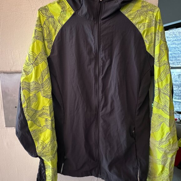 Brooks Running Women's Reflective Light Jacket (M) - Picture 2 of 4